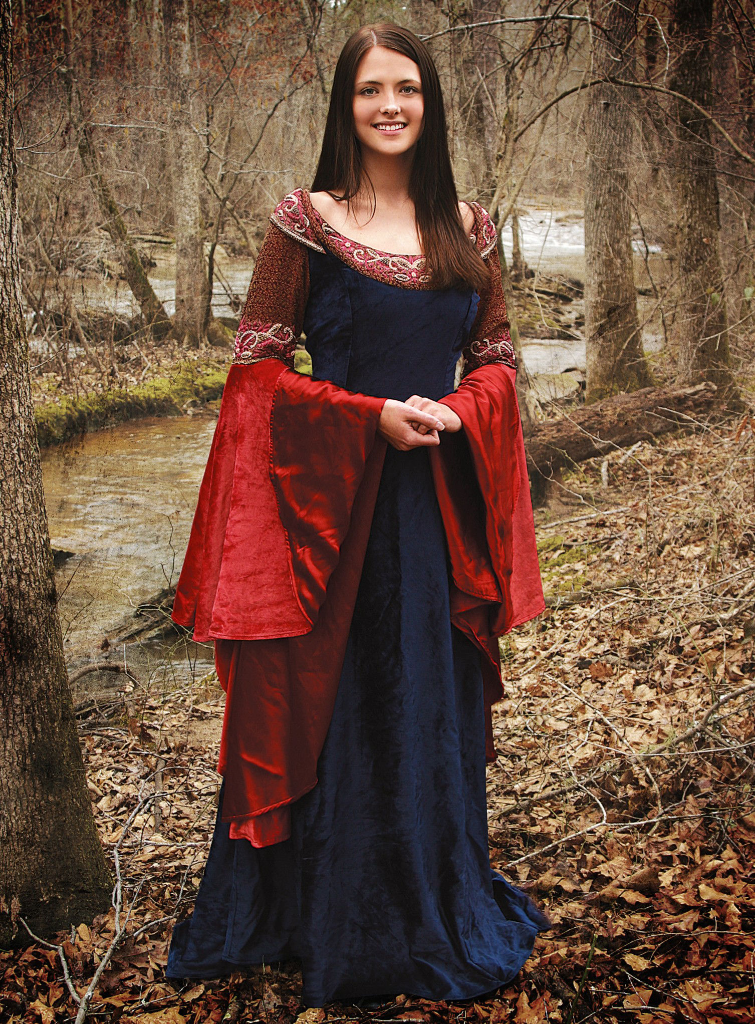 Blaues Kleid mit roten Georgette-Ärmeln 