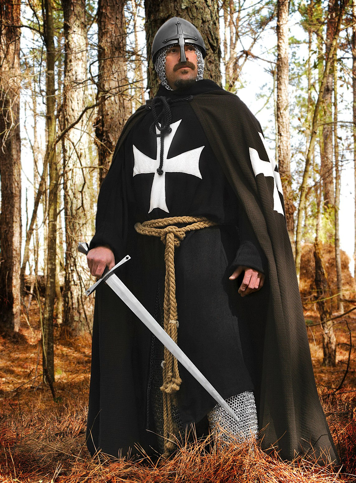 Schwarze Robe mit weißem Kreuz 