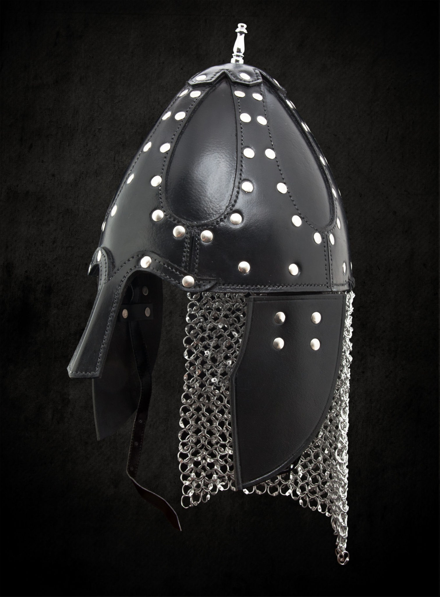 Lederhelm mit Kettenkapuze 
