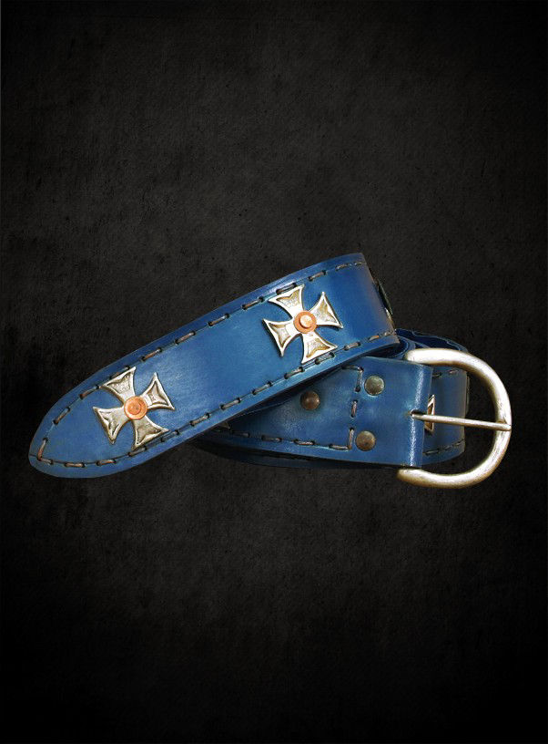 Blauer Gürtel mit Ordenskreuzen 