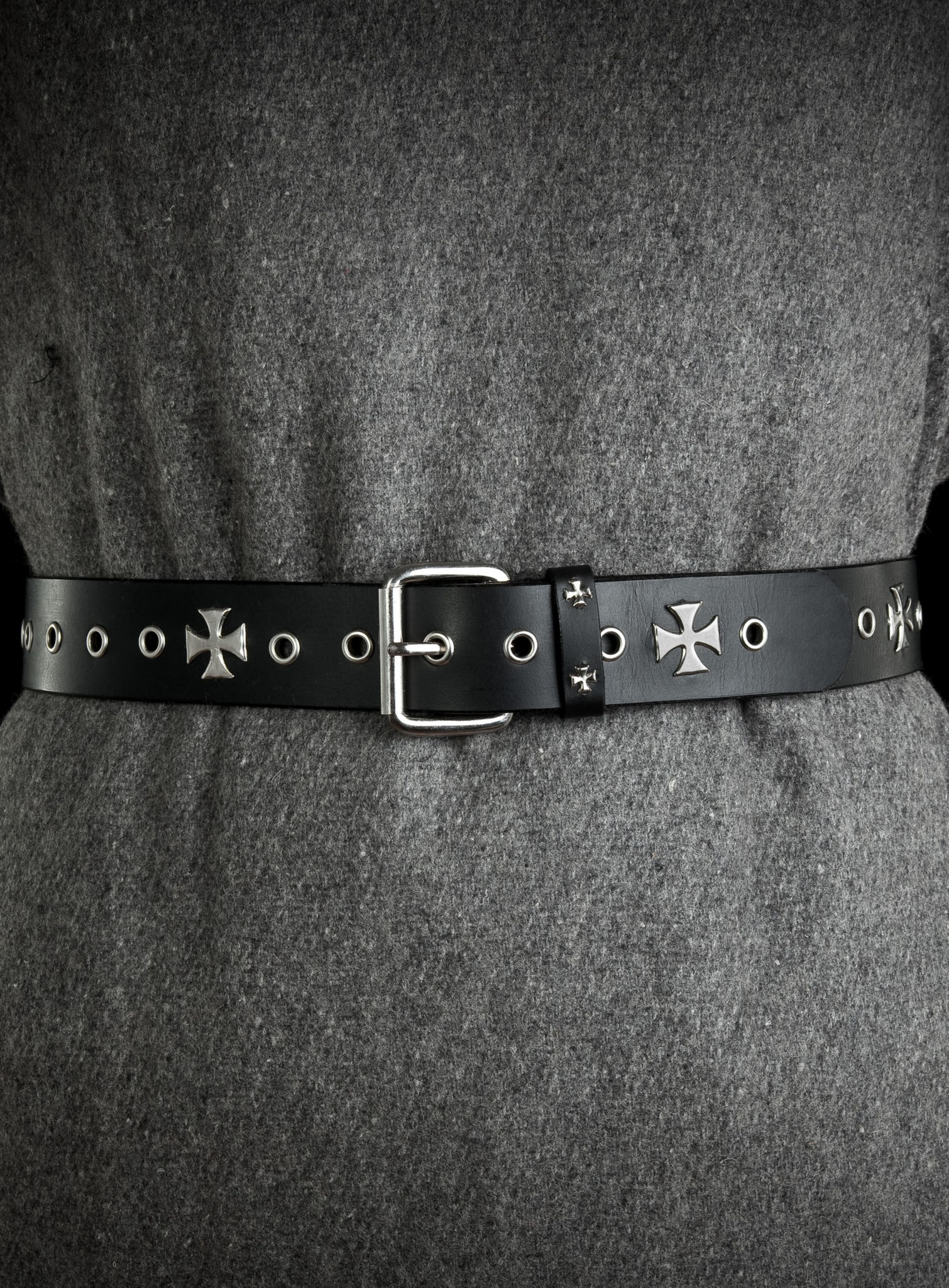 Ledergürtel mit Metallkreuzen 