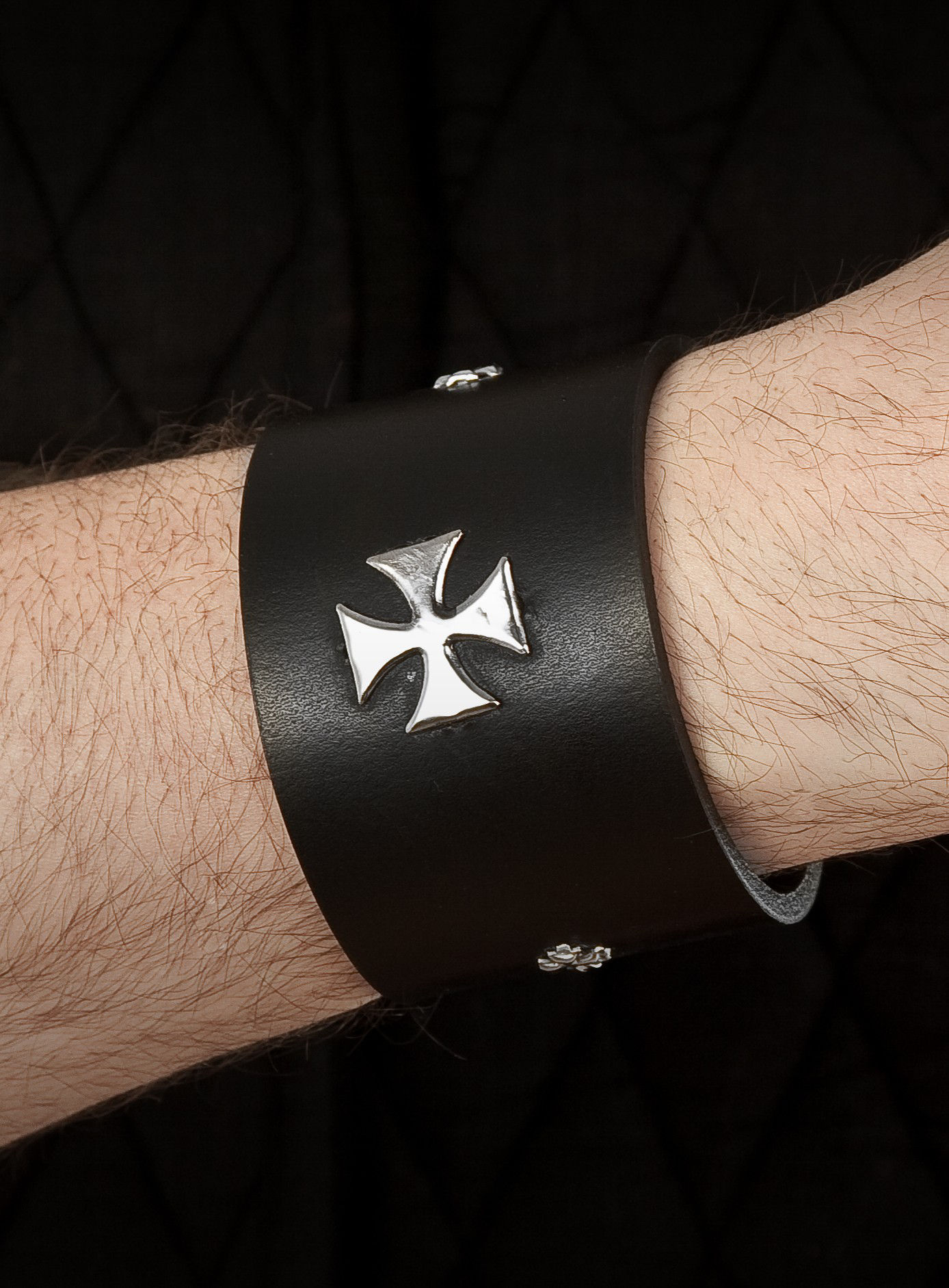 Lederarmband mit Metallkreuz 