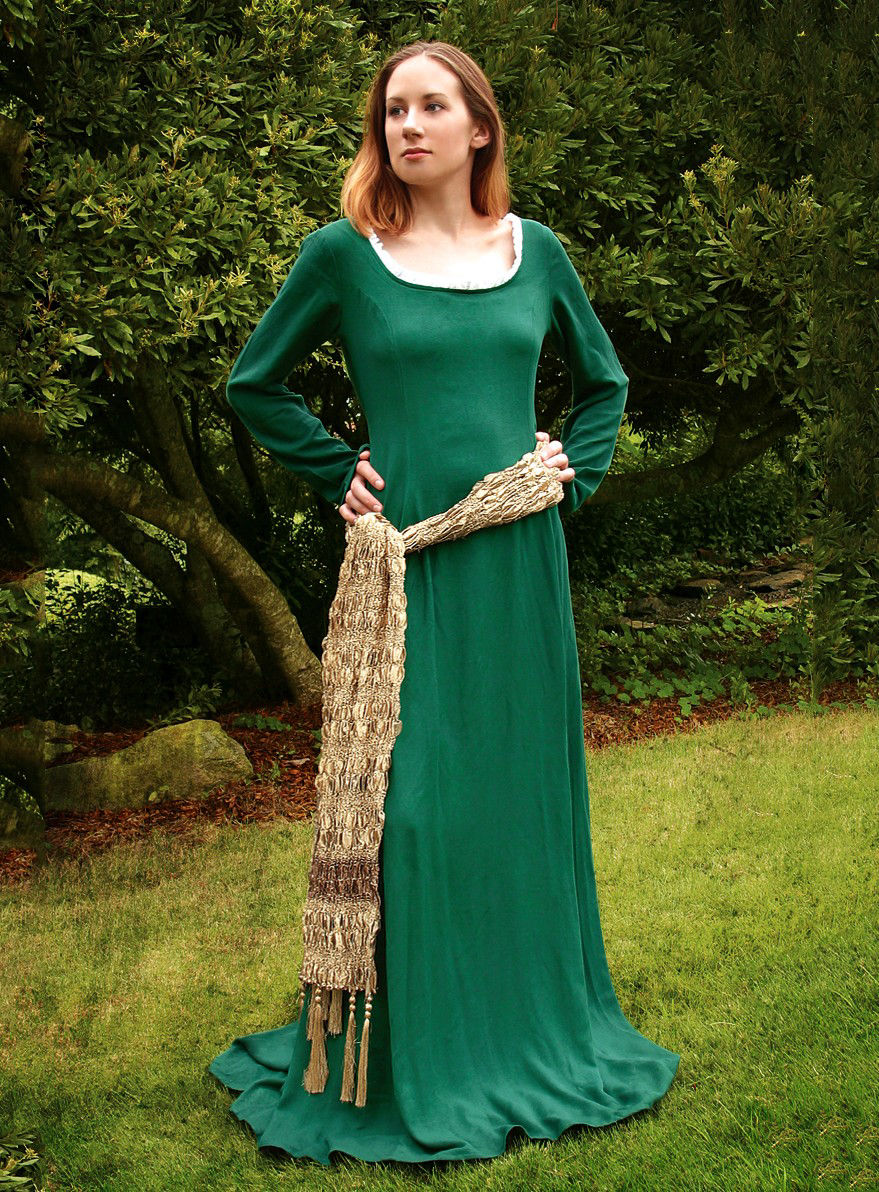 Grünes Kleid mit goldenem Tuch 