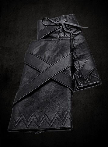Schwarze Lederarmschienen mit Kreuzriemen 