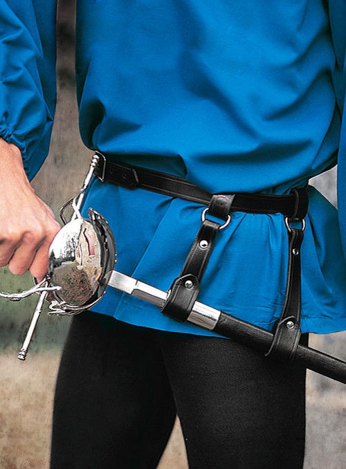 Schwarzer Ledergürtel mit zweilaschigem Gehänge 