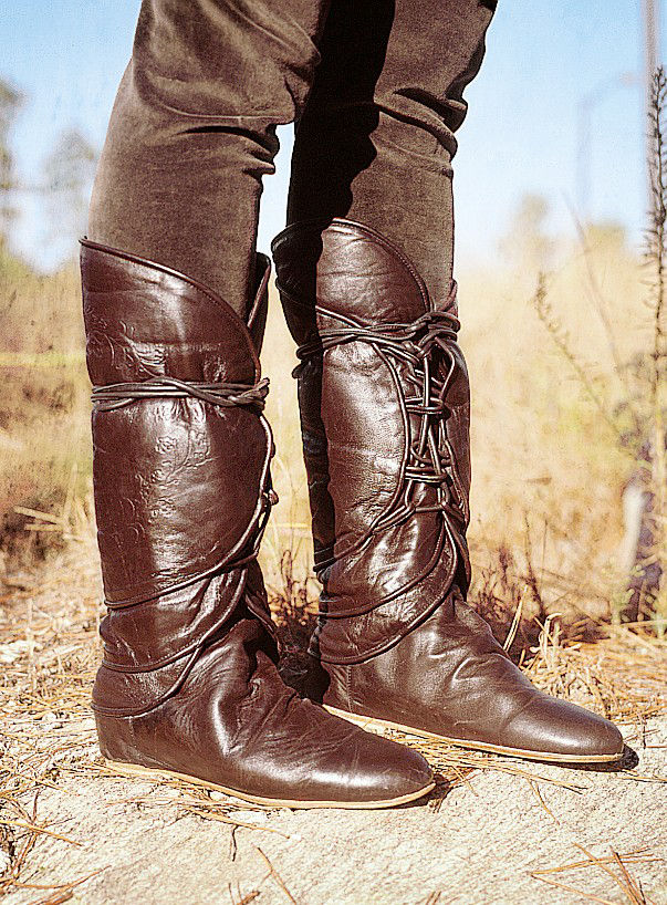 Dunkelbraune Lederstiefel mit Rankenmuster 