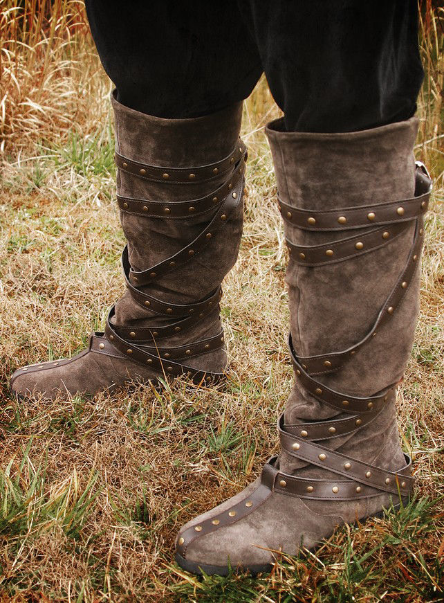 Kniehohe Raulederstiefel mit Zierbändern 
