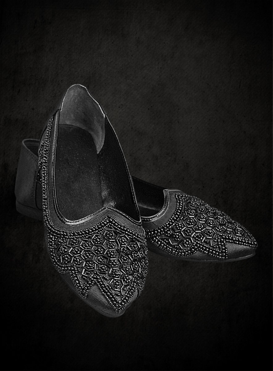 Schwarze Halbschuhe mit Perlenstickereien 