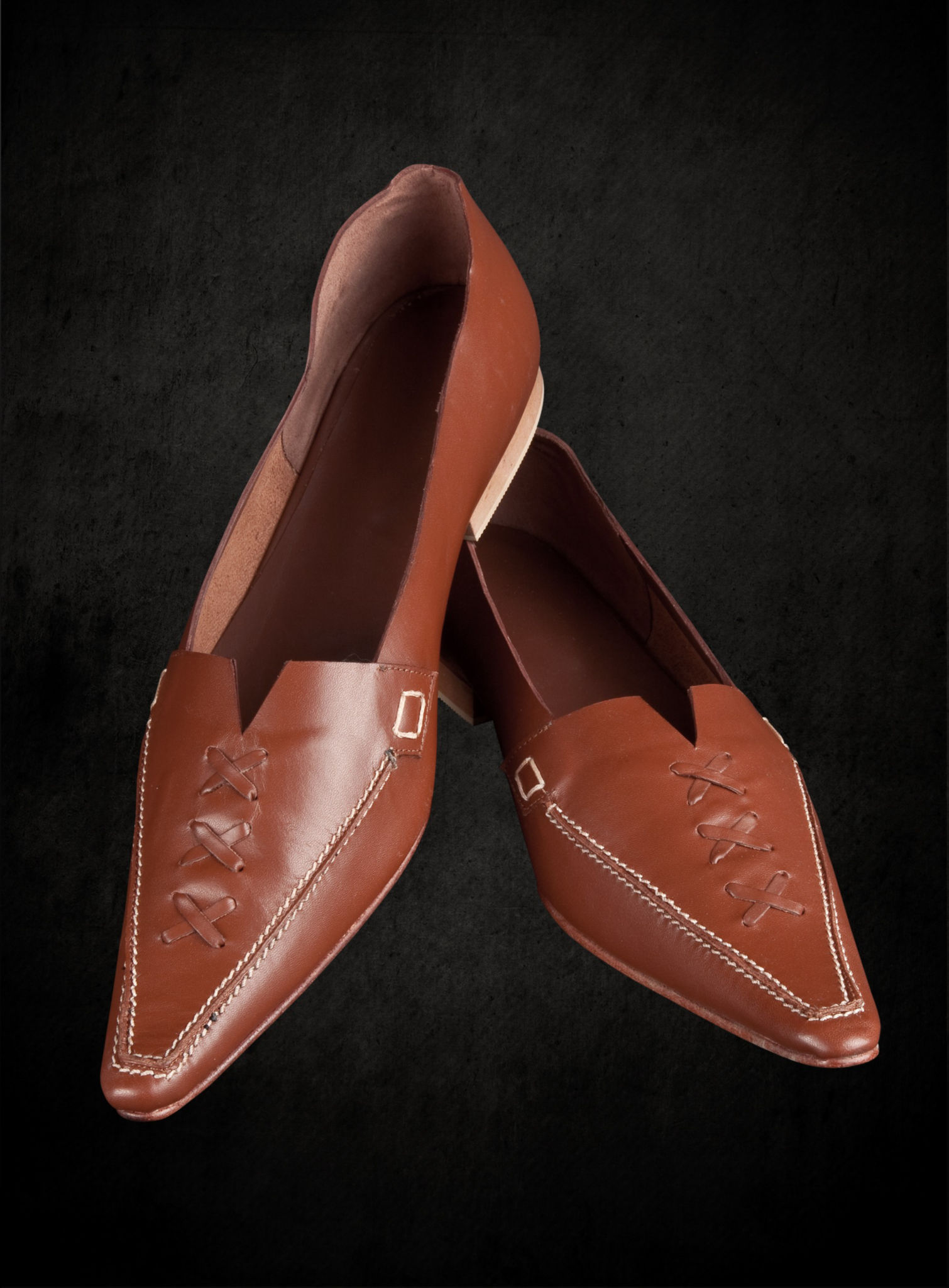 Spitze Halbschuhe aus Leder mit Kreuzriemen 