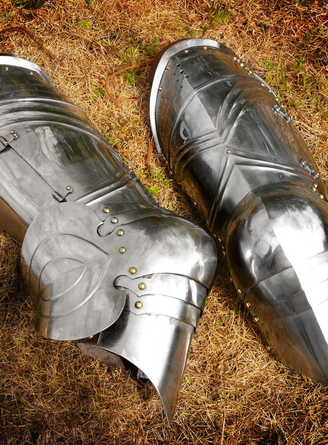 Gotische Plattenbeine mit Kniebuckel 